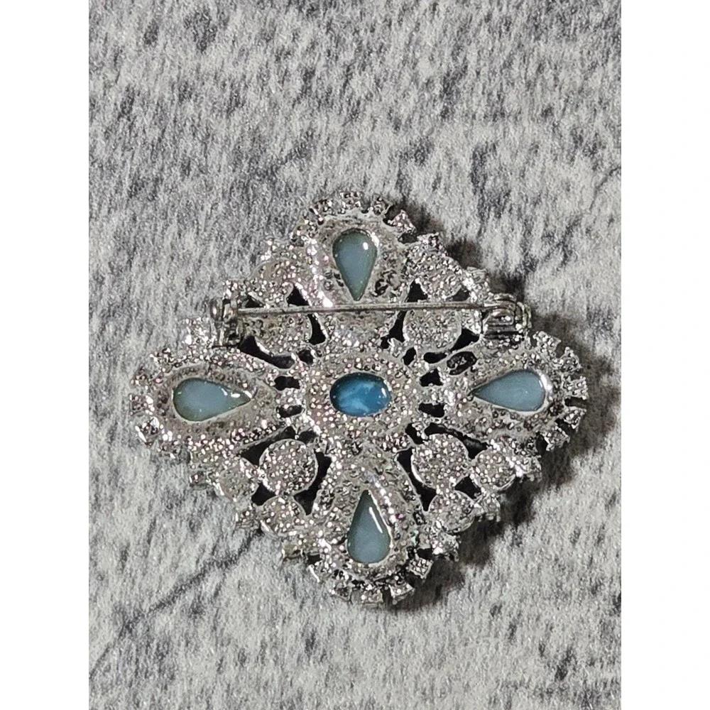 Stunning Blue Rhinestone Sparkly Brooch Silver Tone Pin 2 Inches Vintage Costume